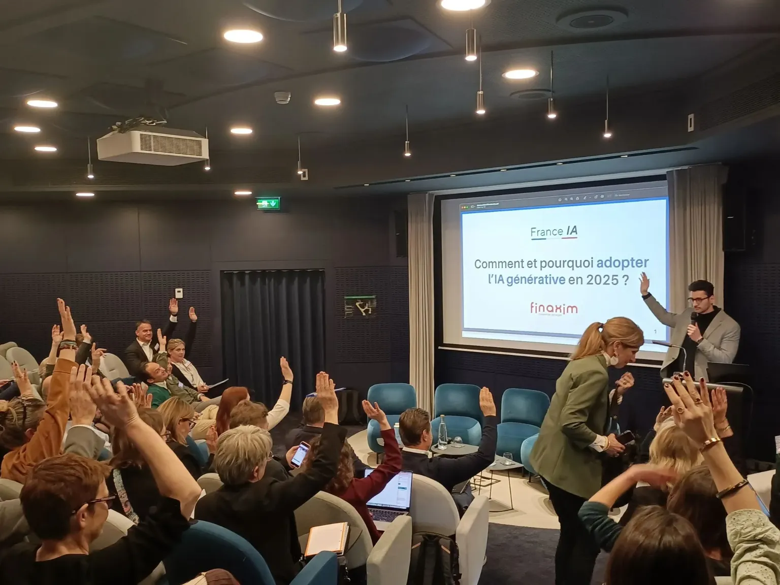 Binôme d'apprenants s'exerçant à la génération de textes sur ChatGPT chez FranceIA
