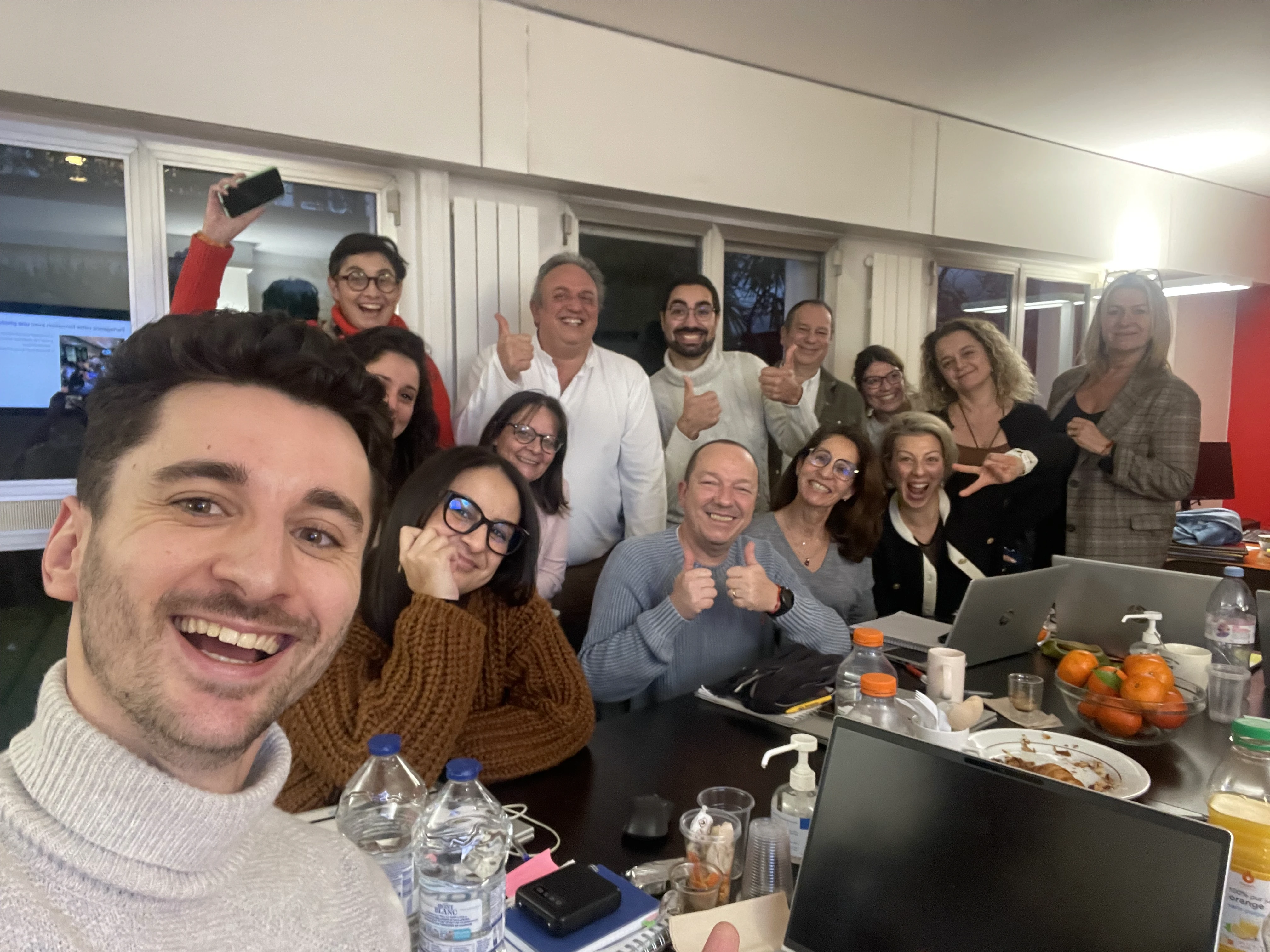 Collaborateurs en atelier de formation IA chez France IA