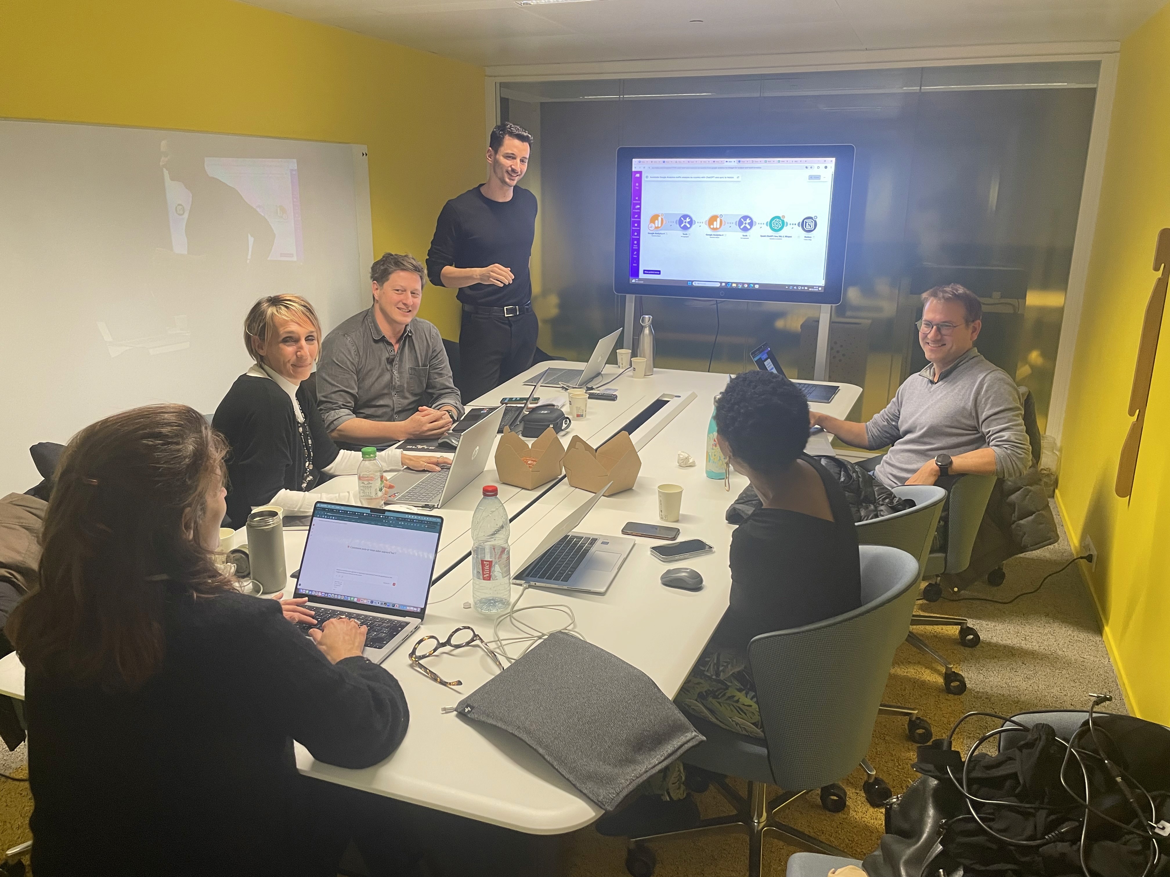 Groupe de professionnels en salle de cours durant un atelier FranceIA