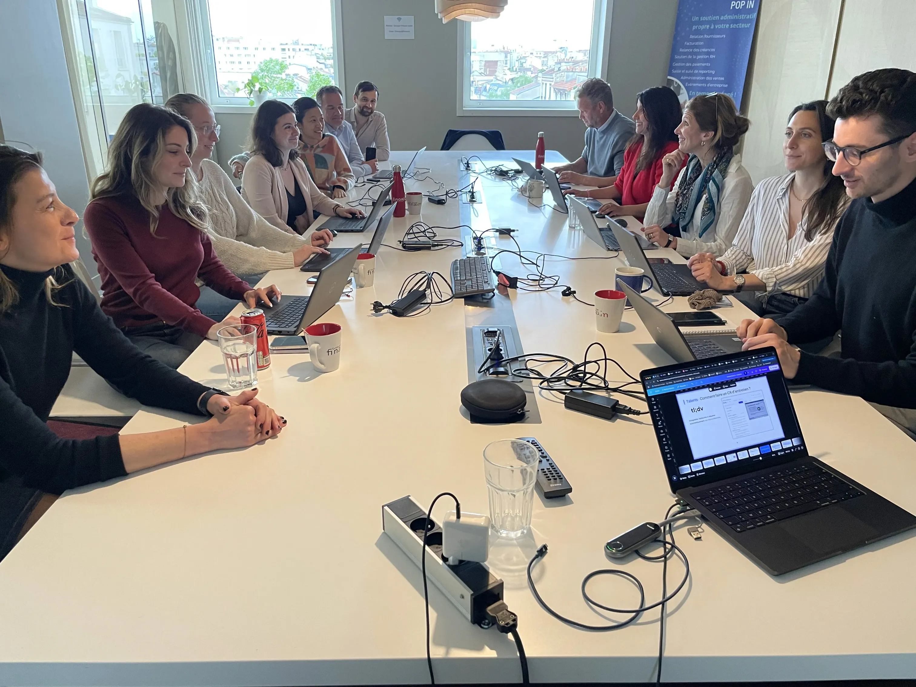 Groupe de travail collaborant sur un projet d'automatisation chez FranceIA