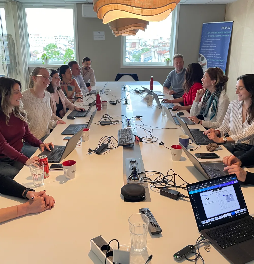 Apprenants au travail autour de la grande table d'une session France IA