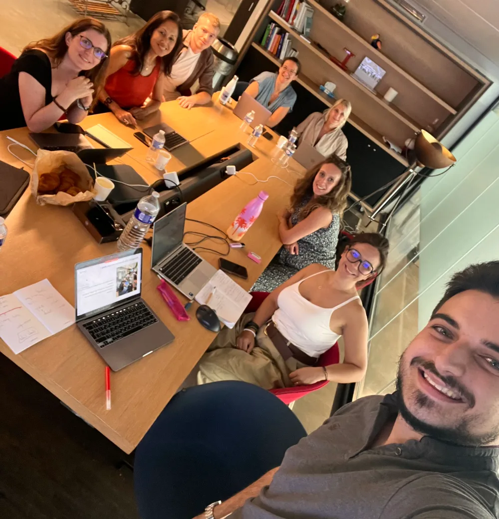 Apprenants et leur formateur pendant un atelier France IA