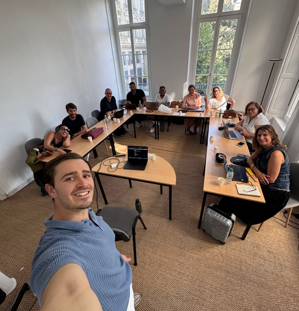Formateur France IA et son groupe dans la salle de session