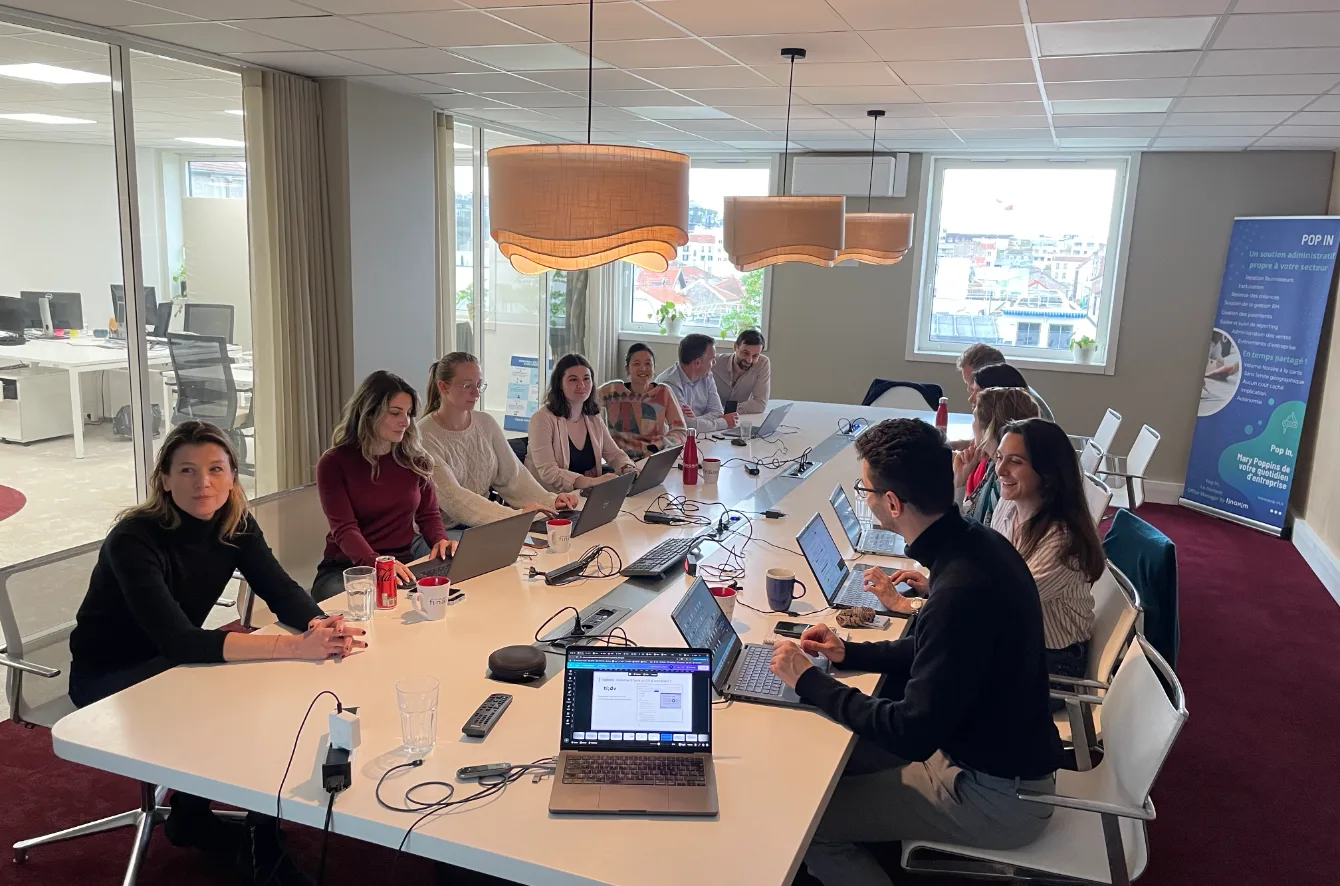 Apprenants d'une session France IA au travail sur leurs ordinateurs